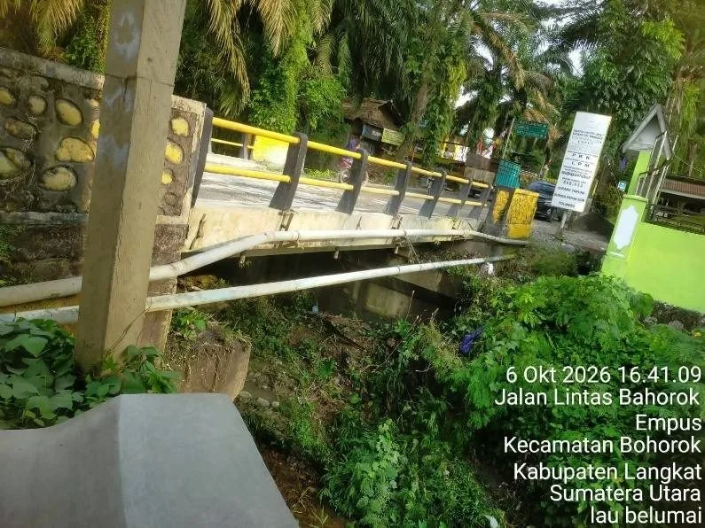 Dari arah kanan jembatan – LAU BELUMAI